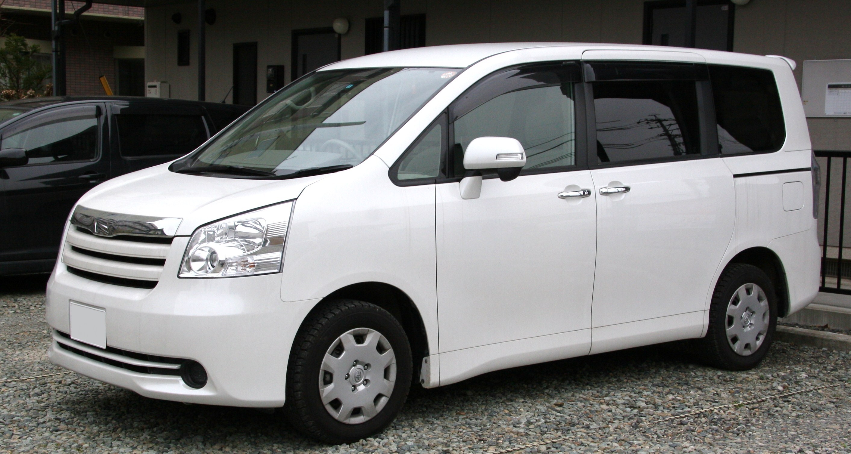 toyota noah van