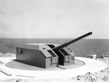 File:5.25 inch gun Port Moresby 1944 AWM 075214.jpeg