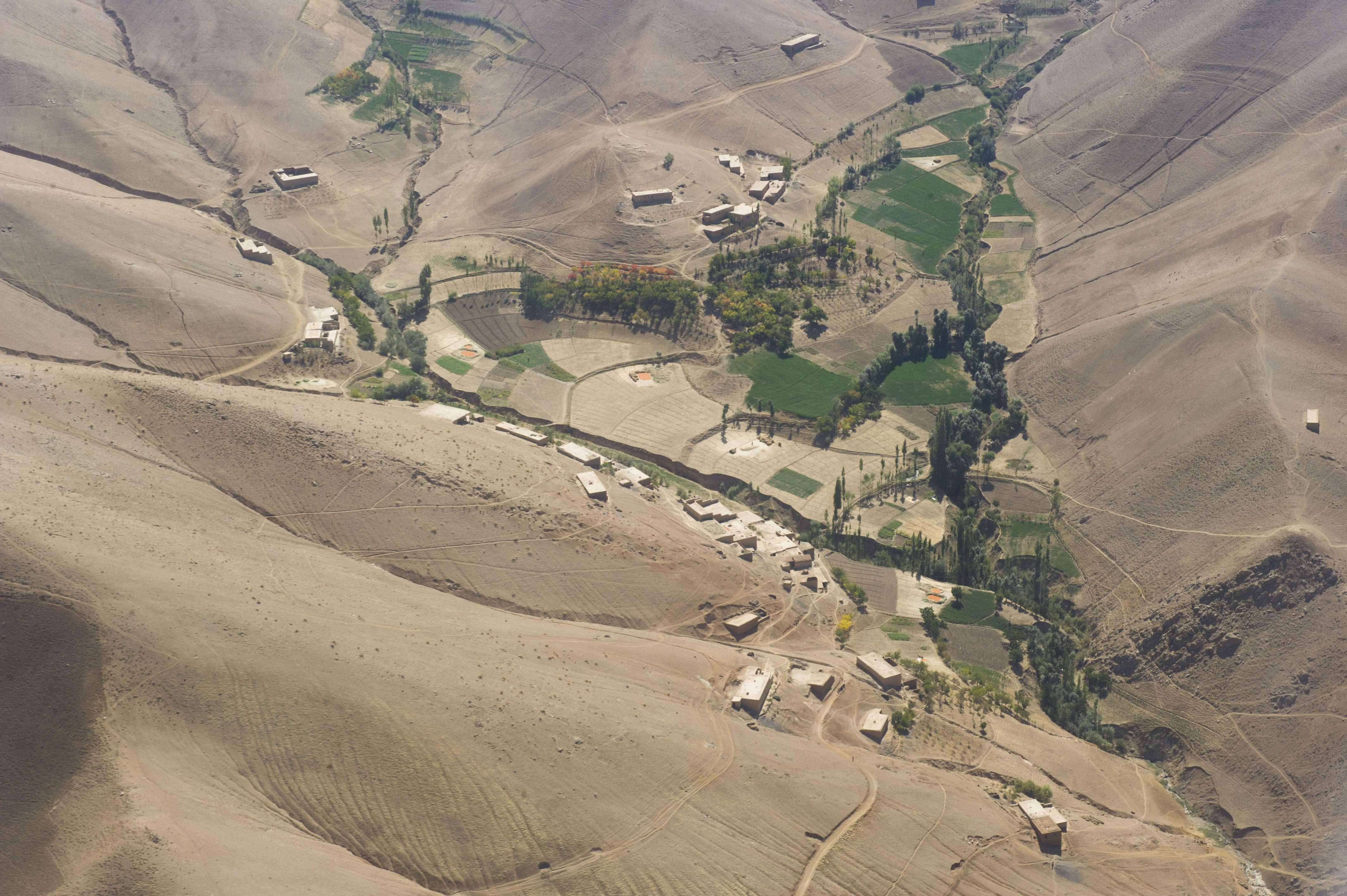 لعبة تكتيكية A_small_village_in_the_mountains_of_southern_Afghanistan