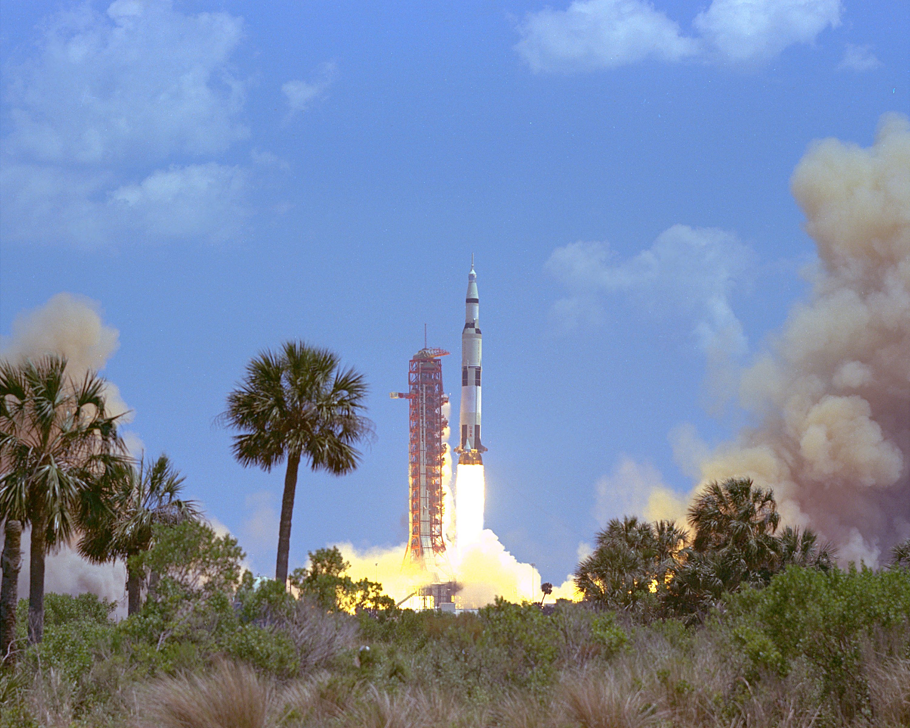 Apollo_16_Launch_-_GPN-2000-000638.jpg