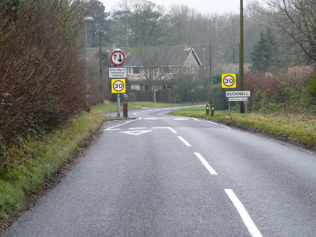 File:Approaching Bucknell from the north. - geograph.org.uk - 1084090.jpg