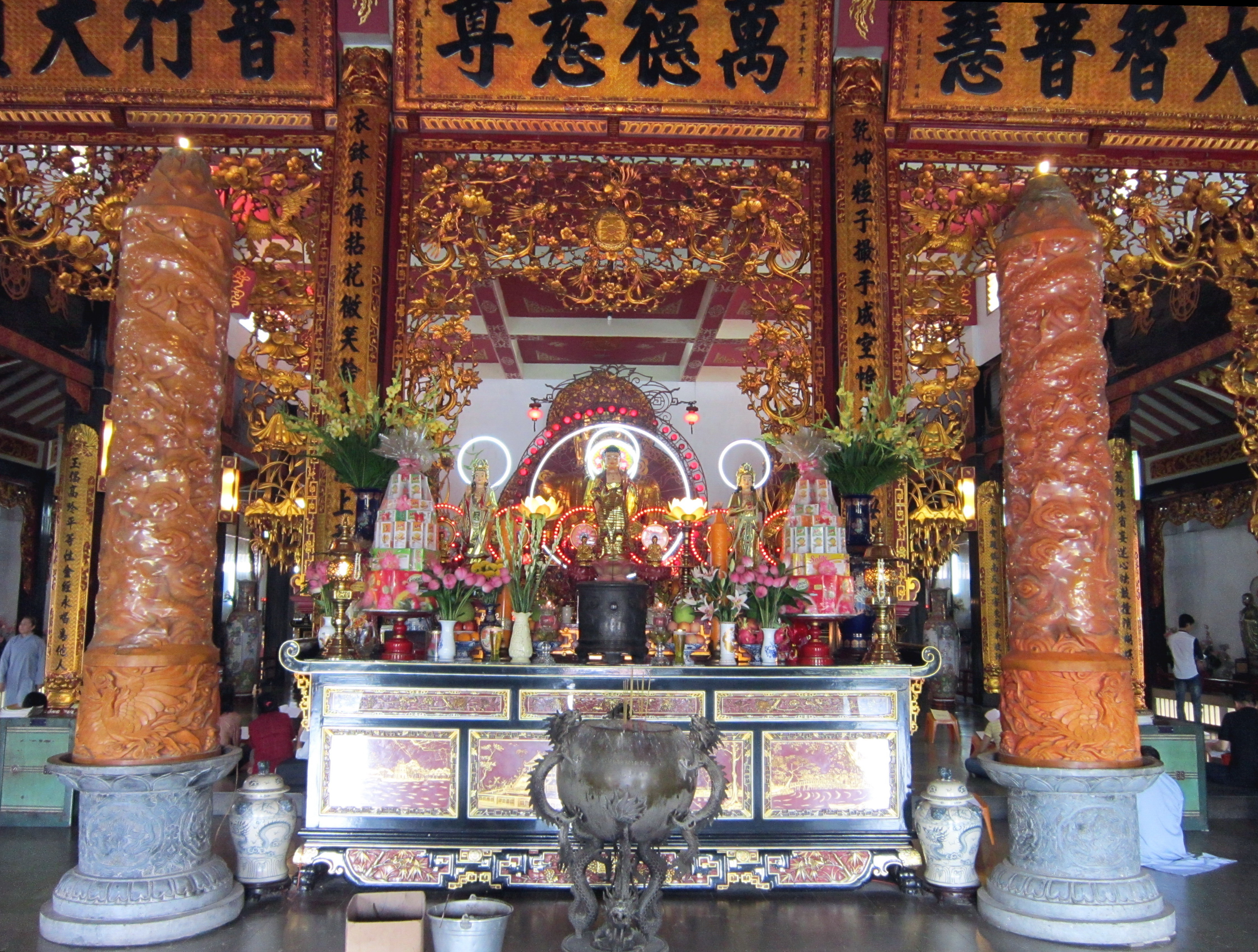 Tìm hiểu về bàn thờ Phật ở chùa - Thiết kế độc đáo, chất liệu tốt