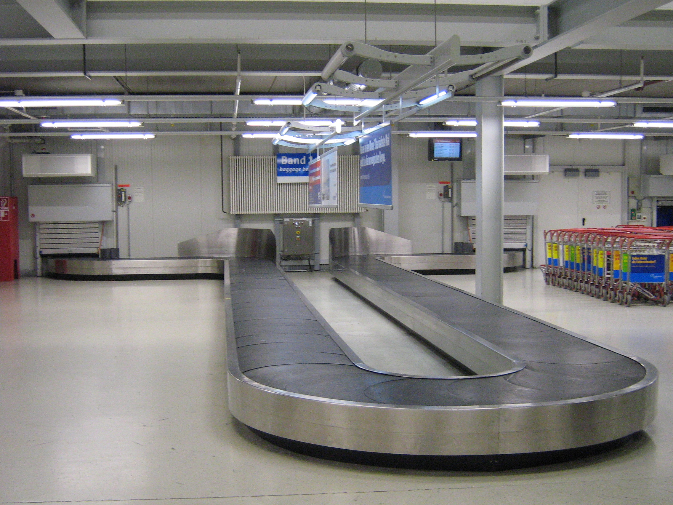 Airport baggage conveyor belt