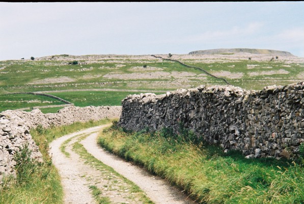 File:Bridleway leading to Crina Bottom and Ingleborough - geograph.org.uk - 636376.jpg