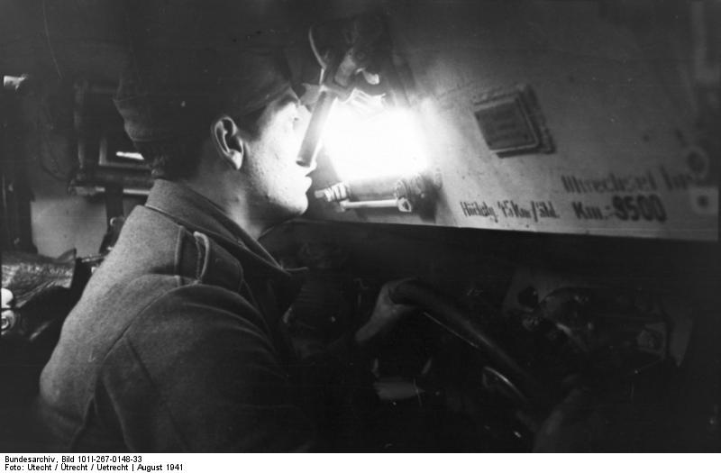 File:Bundesarchiv Bild 101I-267-0148-33, Russland, Funker in gepanzertem Fahrzeug.jpg