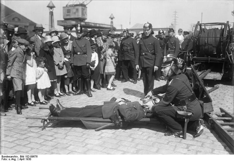 File:Bundesarchiv Bild 102-09676, Berlin, Übung bei der Feuerschutzwoche.jpg