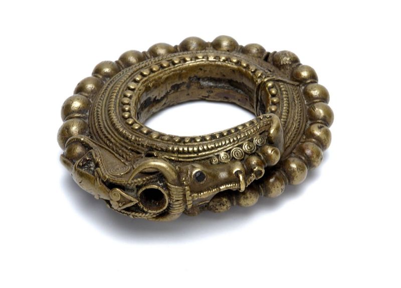 File:COLLECTIE TROPENMUSEUM Koperen armband TMnr A-3261a.jpg