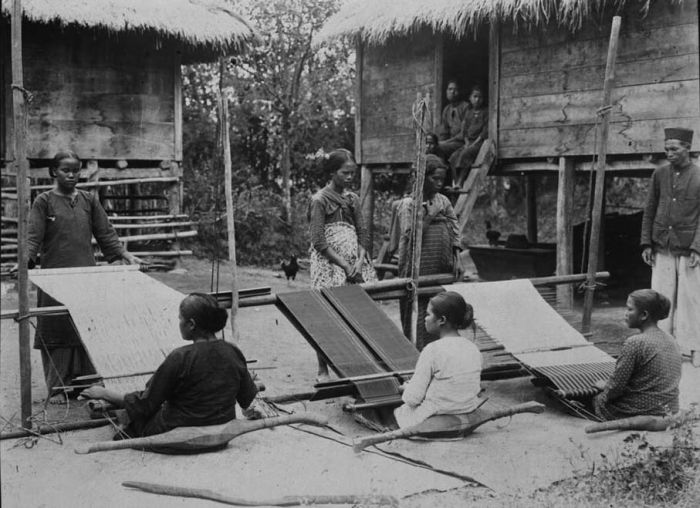 File:COLLECTIE TROPENMUSEUM Saib in Hoeta (Silindoeng). Vrouwen aan het weven van Bataksche sarongs. TMnr 60021582.jpg