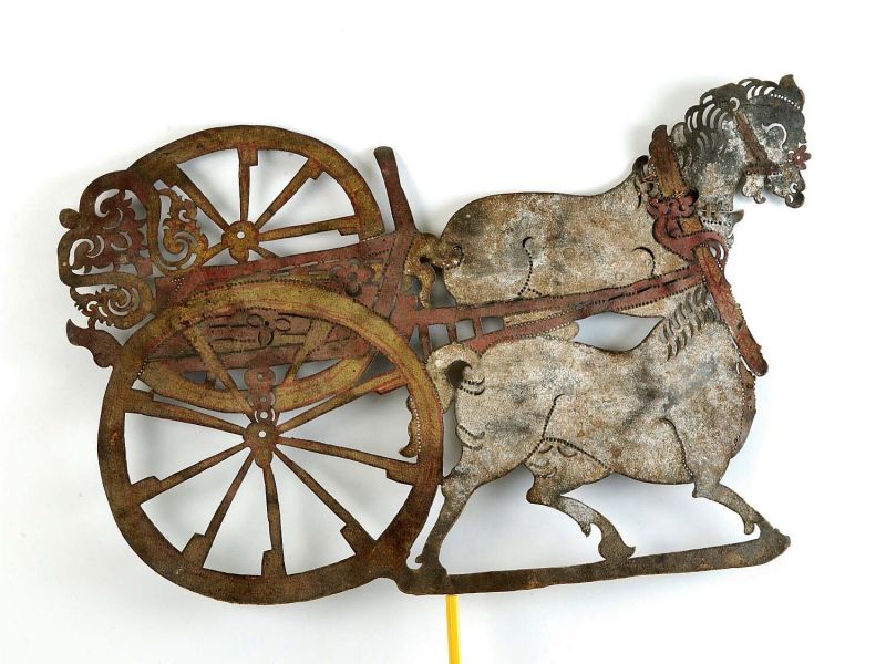 File:COLLECTIE TROPENMUSEUM Wajangfiguur van karbouwenhuid voorstellende een wagen met twee paarden TMnr 809-167h.jpg