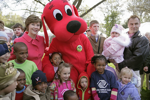 File:Clifford the Big Red Dog at the WhiteHouse Easter Egg Roll, 2007Apr09.jpg