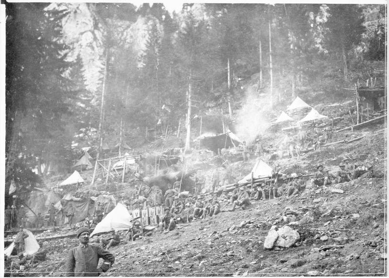 File:Compagnies d'Alpins avec les feux de bivouac sur Pal Grande - Médiathèque de l'architecture et du patrimoine - AP62T019227.jpg