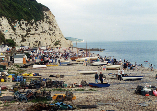 File:Crowded beach - geograph.org.uk - 882652.jpg