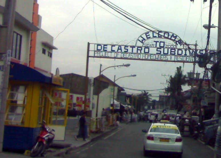 File:De Castro Subdivision Welcome Arch - panoramio.jpg