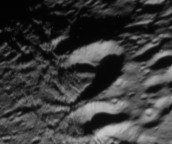 Кратер Ахмед (снимок космической станции «Кассини-Гюйгенс»)