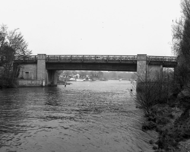 File:Eastern bridge over Desborough Cut - geograph.org.uk - 619335.jpg