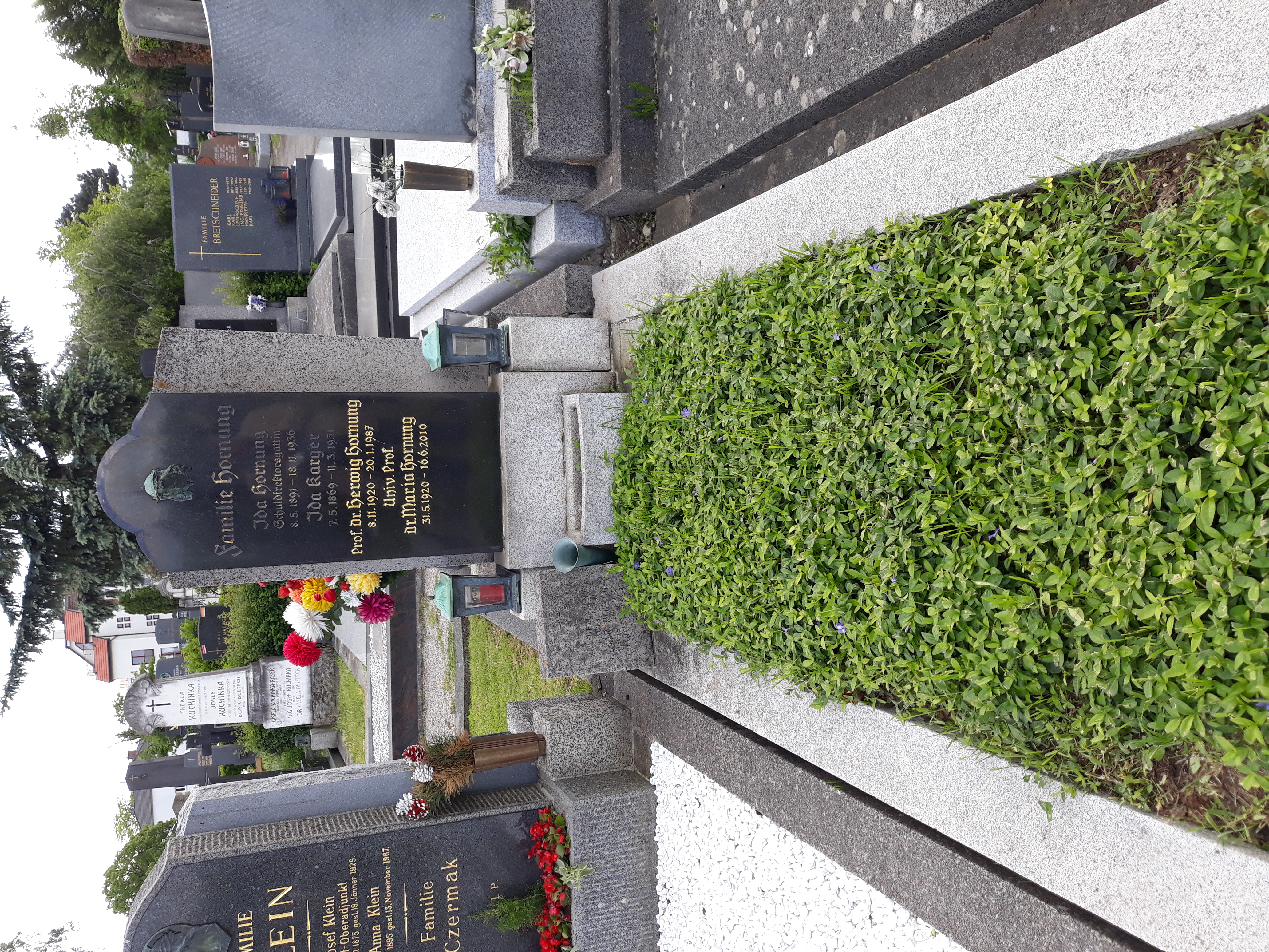 Das Grab von Maria Hornung und ihres Ehemannes Herwig auf dem [[Döblinger Friedhof