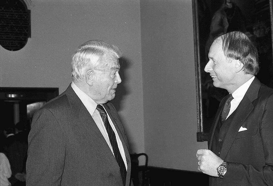 Henri Nannen (links) bei der Verleihung des Gödecke-Parke-Davis-Preises in Freiburg (1987)