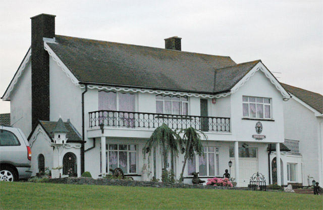 File:House on Marine Drive, Barry - geograph.org.uk - 422146.jpg