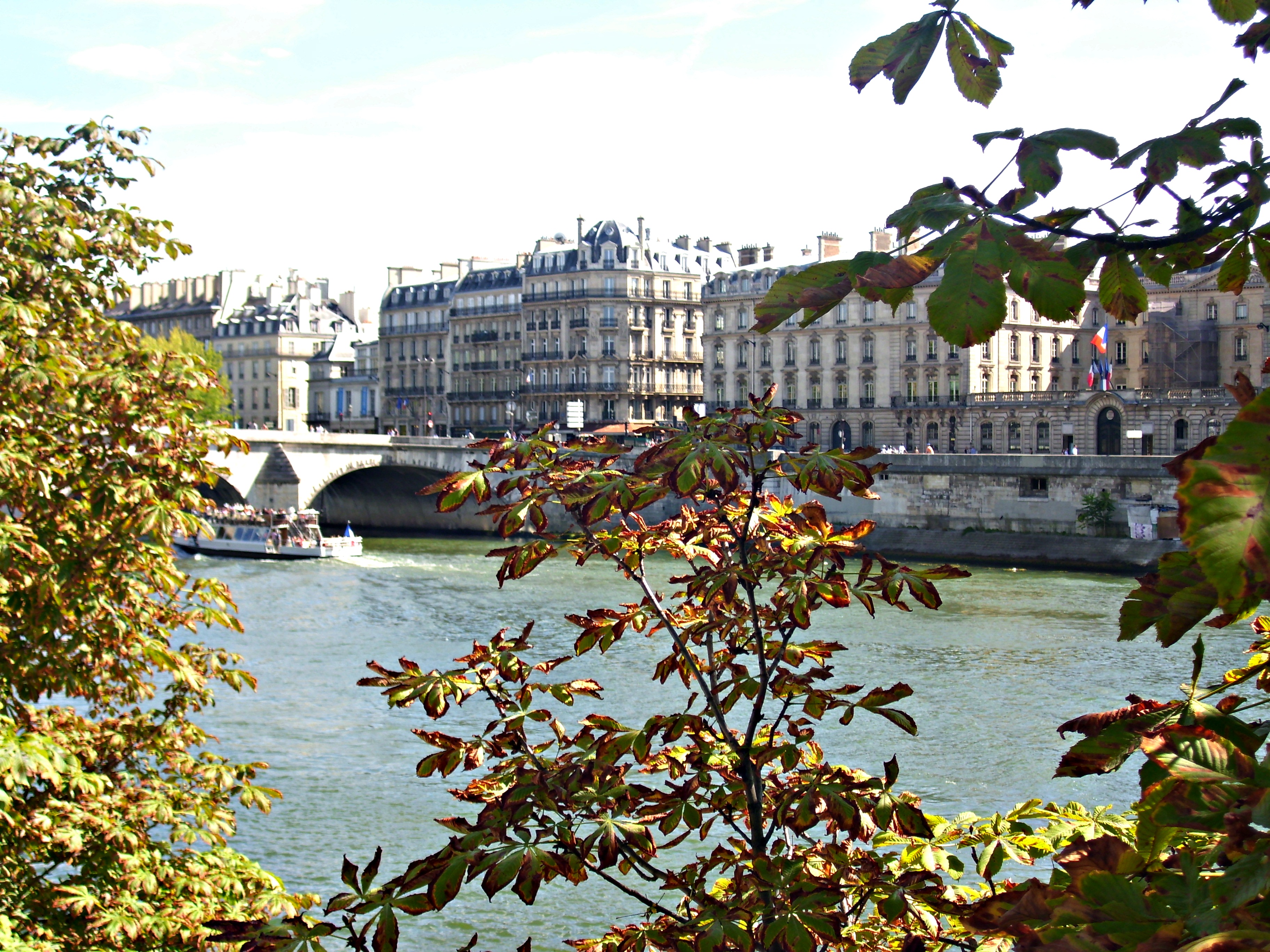 La seine paris. Замок Марли берег Сены. Дом на берегу Сены. Париж сена филармония.