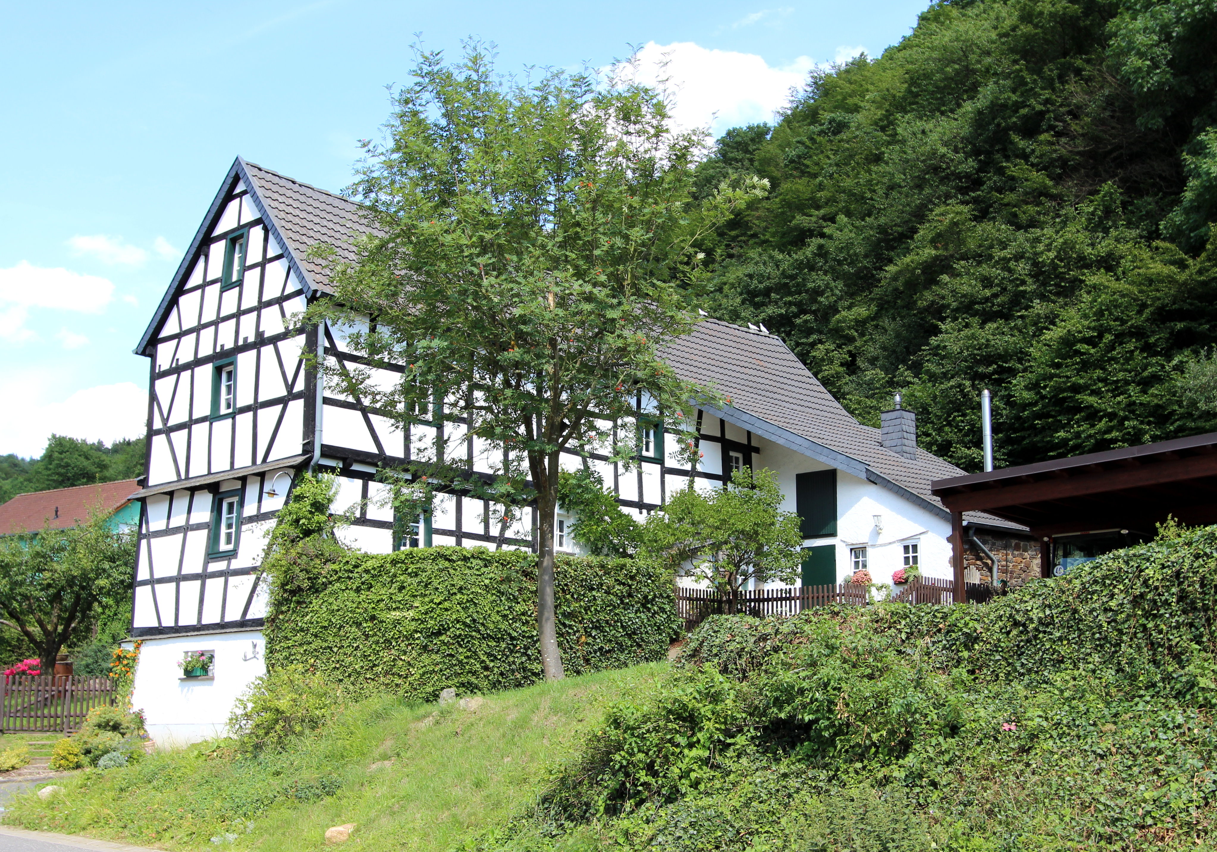 File:Lind bei Altenahr (Eifel); Hofanlage Talstraße a.jpg ...