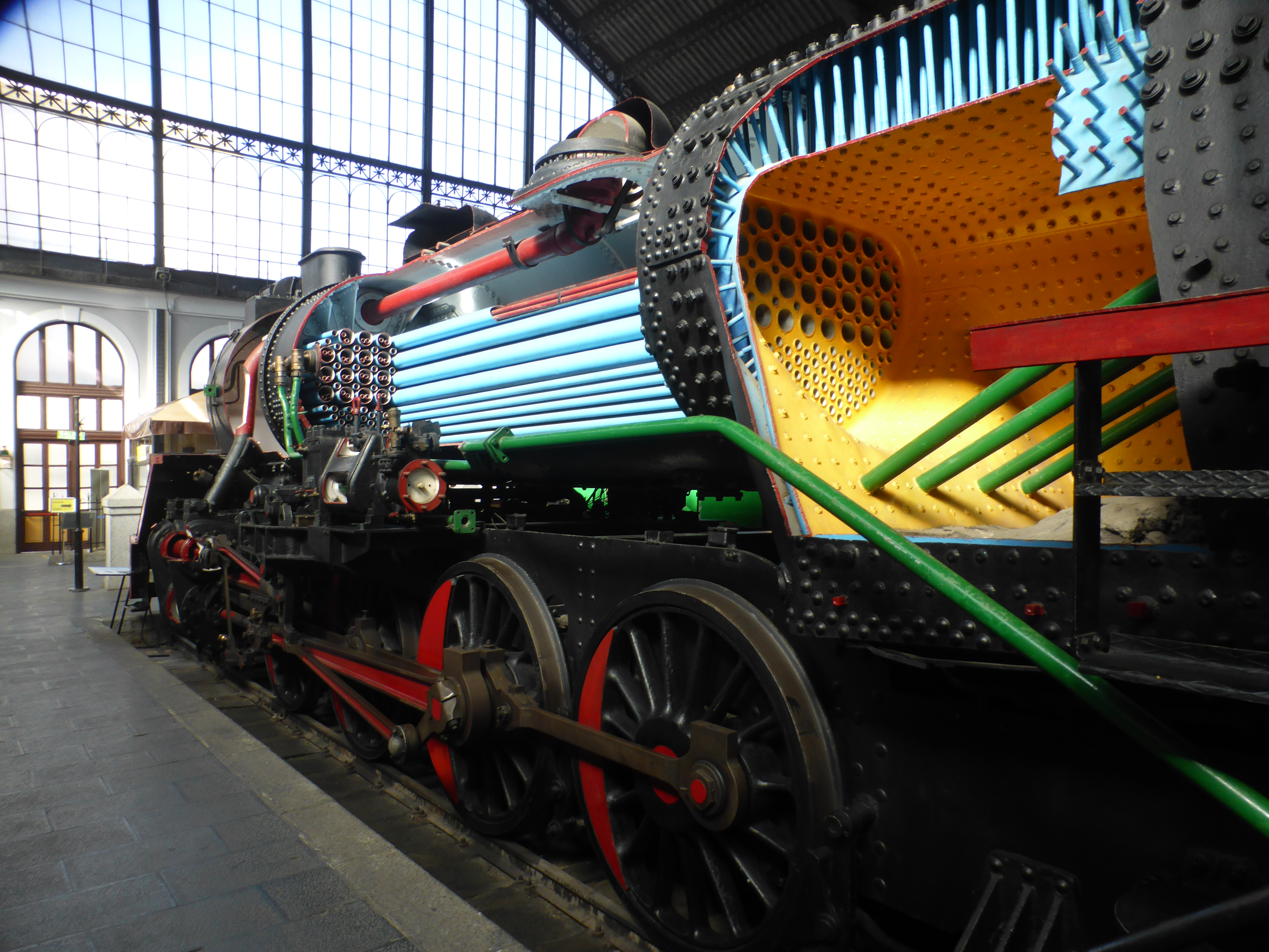 Archivo:Locomotora de vapor Mikado, seccionada. Museo del Ferrocarril Madrid. Spain.jpg - Wikipedia, la enciclopedia libre