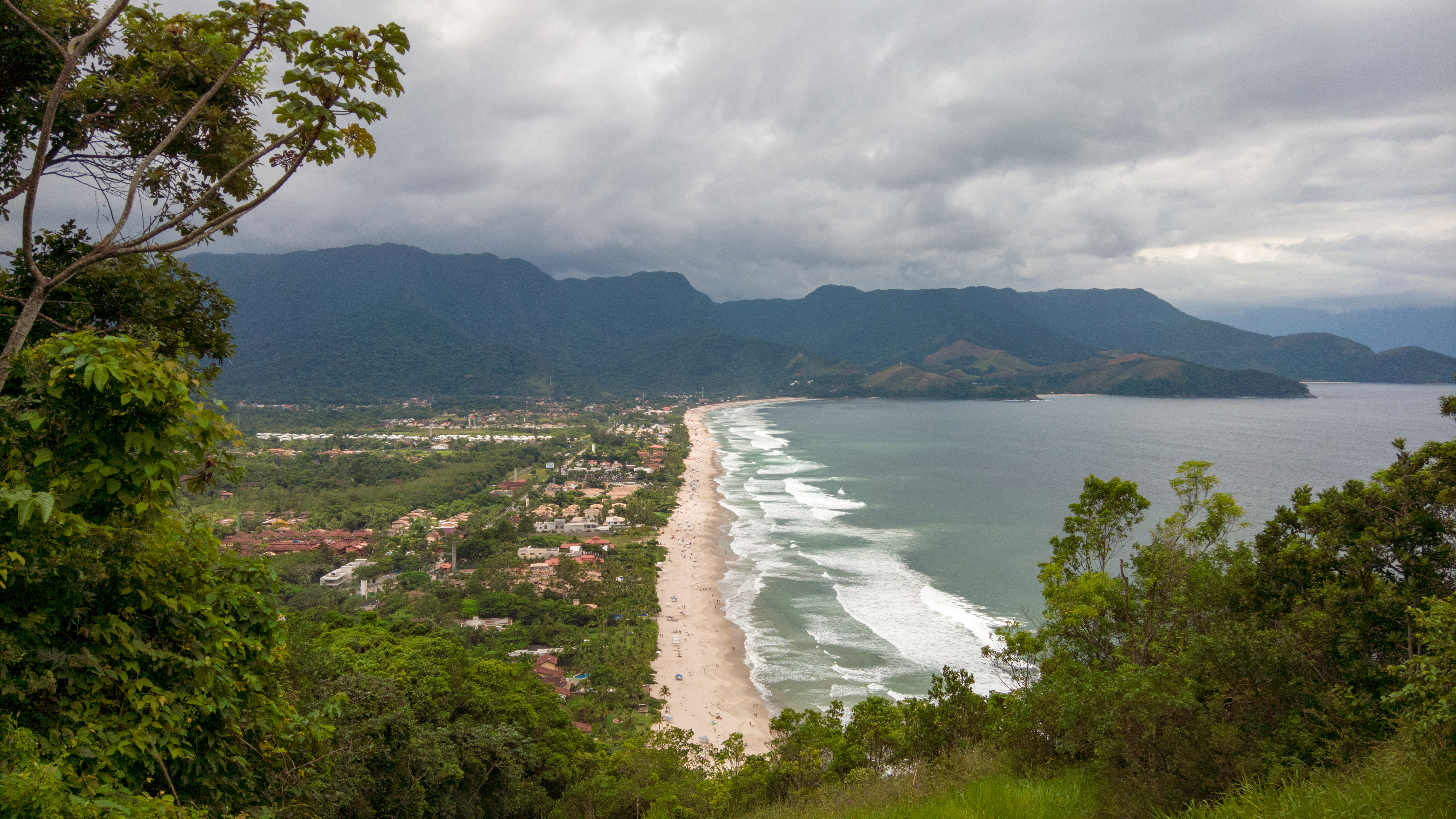 Vista da Praia de Maresias em São Sebastião - SP a partir das montanhas. 