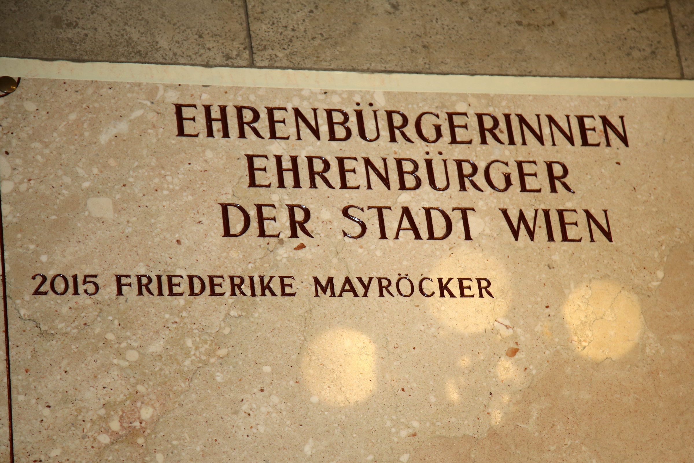 Mayröcker Friederike-Gedenktafel-5802 (18263119010).jpg