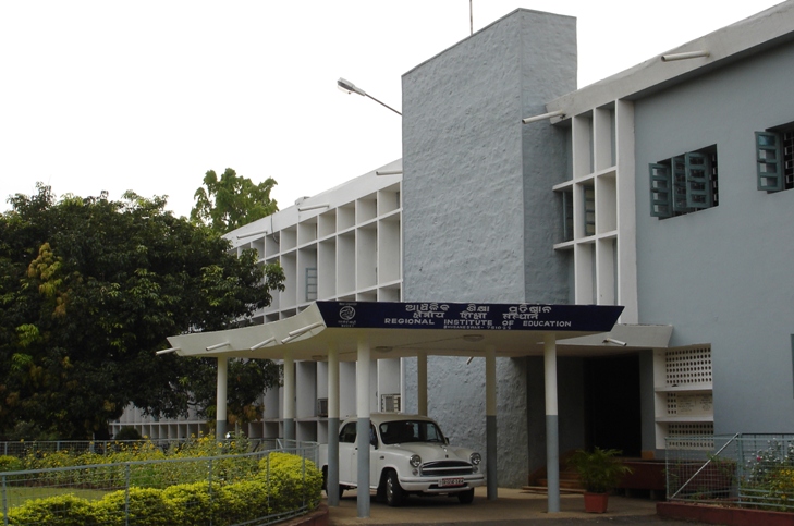 File:RIE,Bhubanswar Main Building.JPG