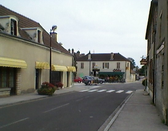 File:Rue, commerces à Gergy.jpg