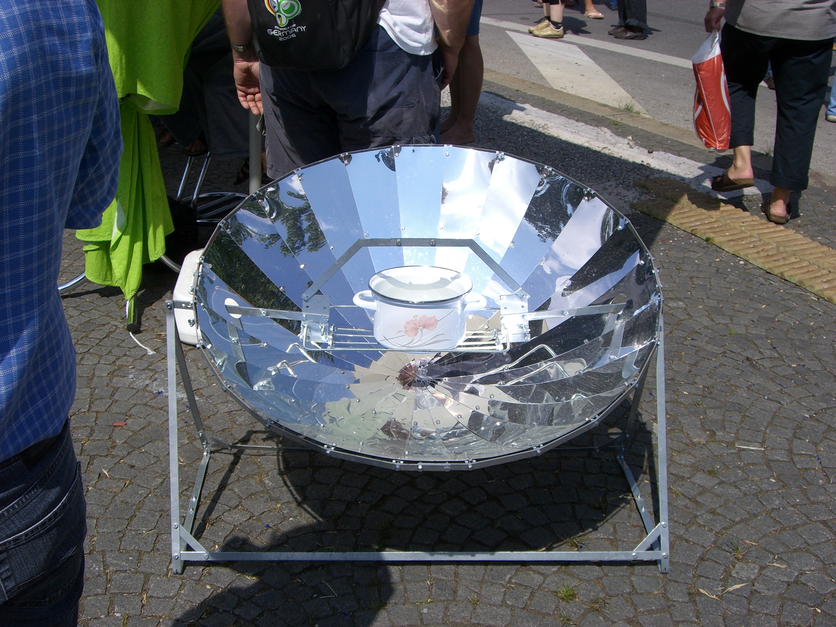 File:Solarkocher 2.jpg - Wikimedia Commons