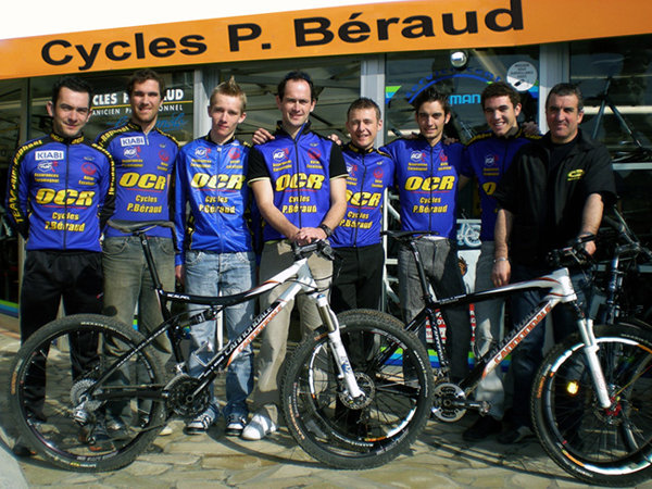 File:Team de l'Omnium Cycliste Raphaëlois en 2008.jpg