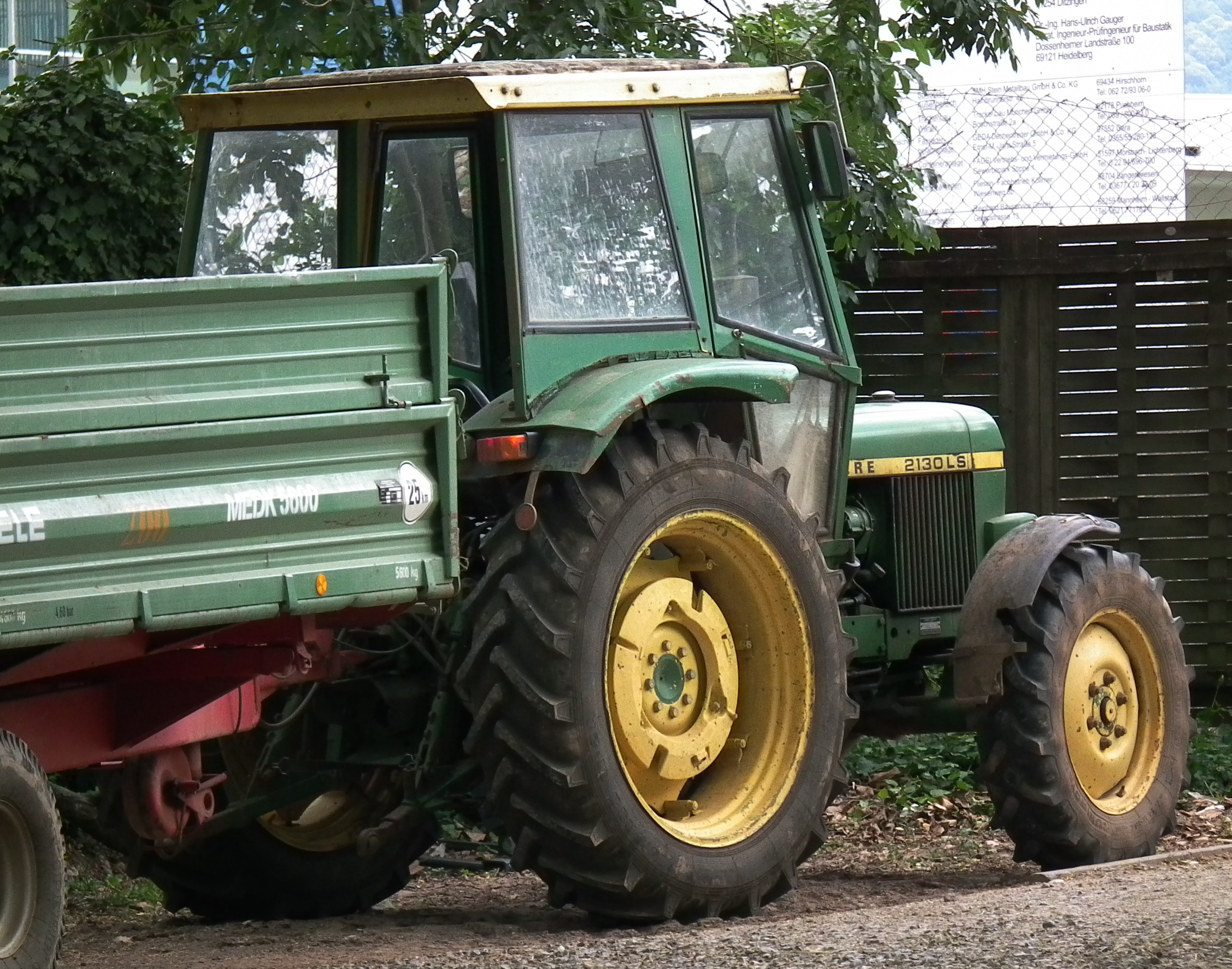 File:Traktor John Deere 2130LS.JPG - Wikimedia Commons