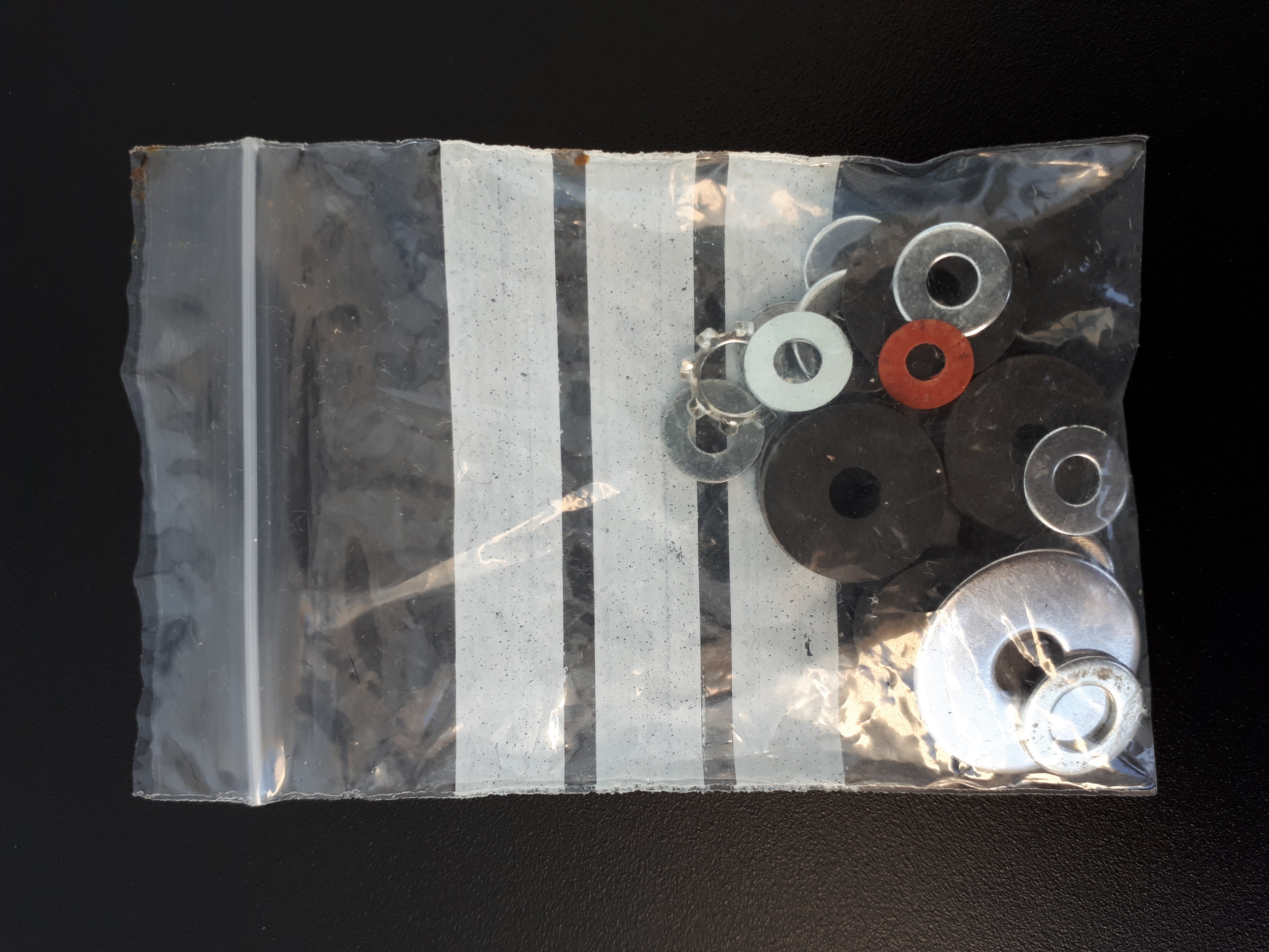 https://upload.wikimedia.org/wikipedia/commons/4/49/Washers_in_a_transparent_zipper_storage_bag_-_B.jpg