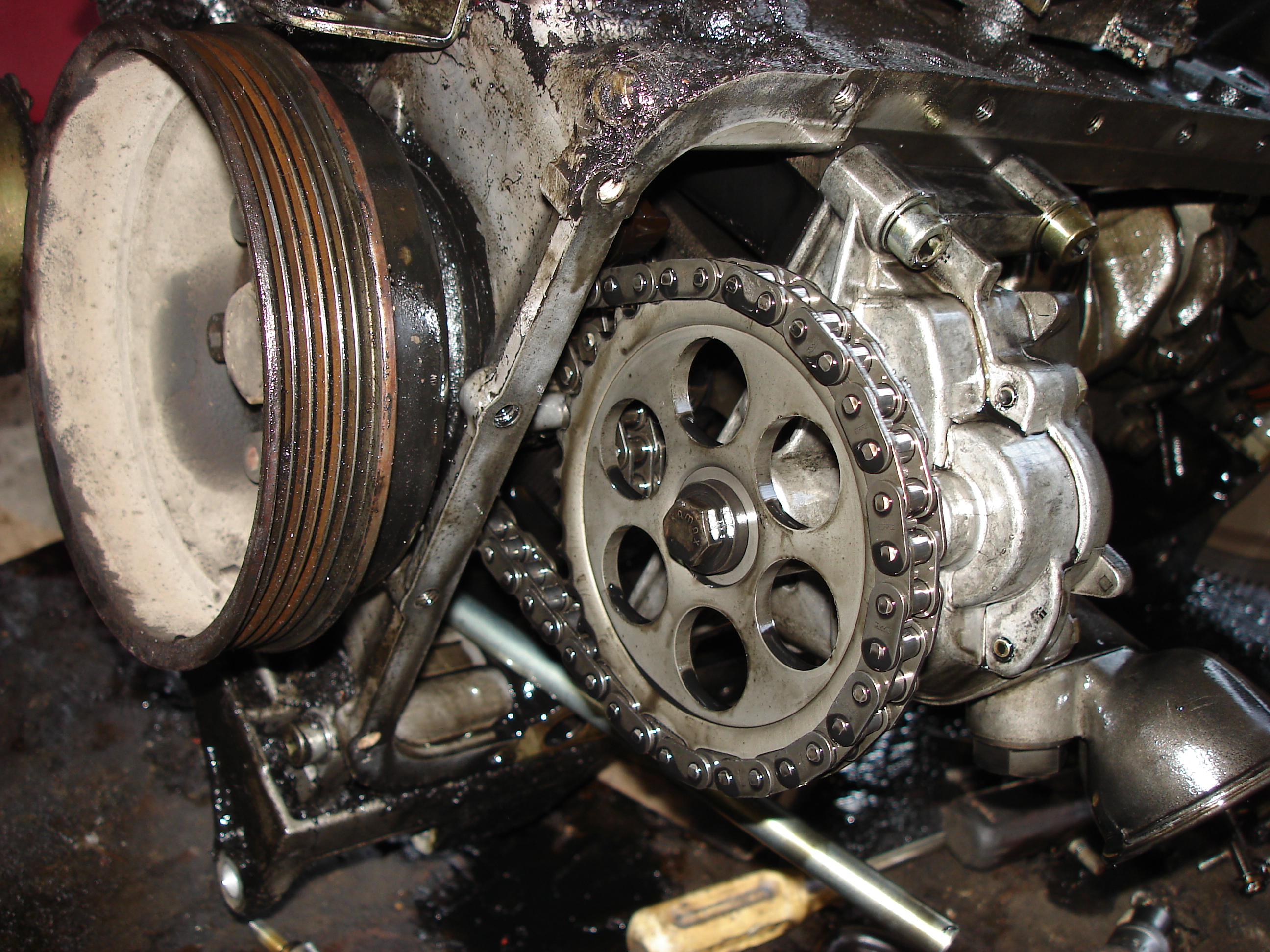 File:A close view of OM601 diesel engine oil pump..JPG - Wikimedia ...
