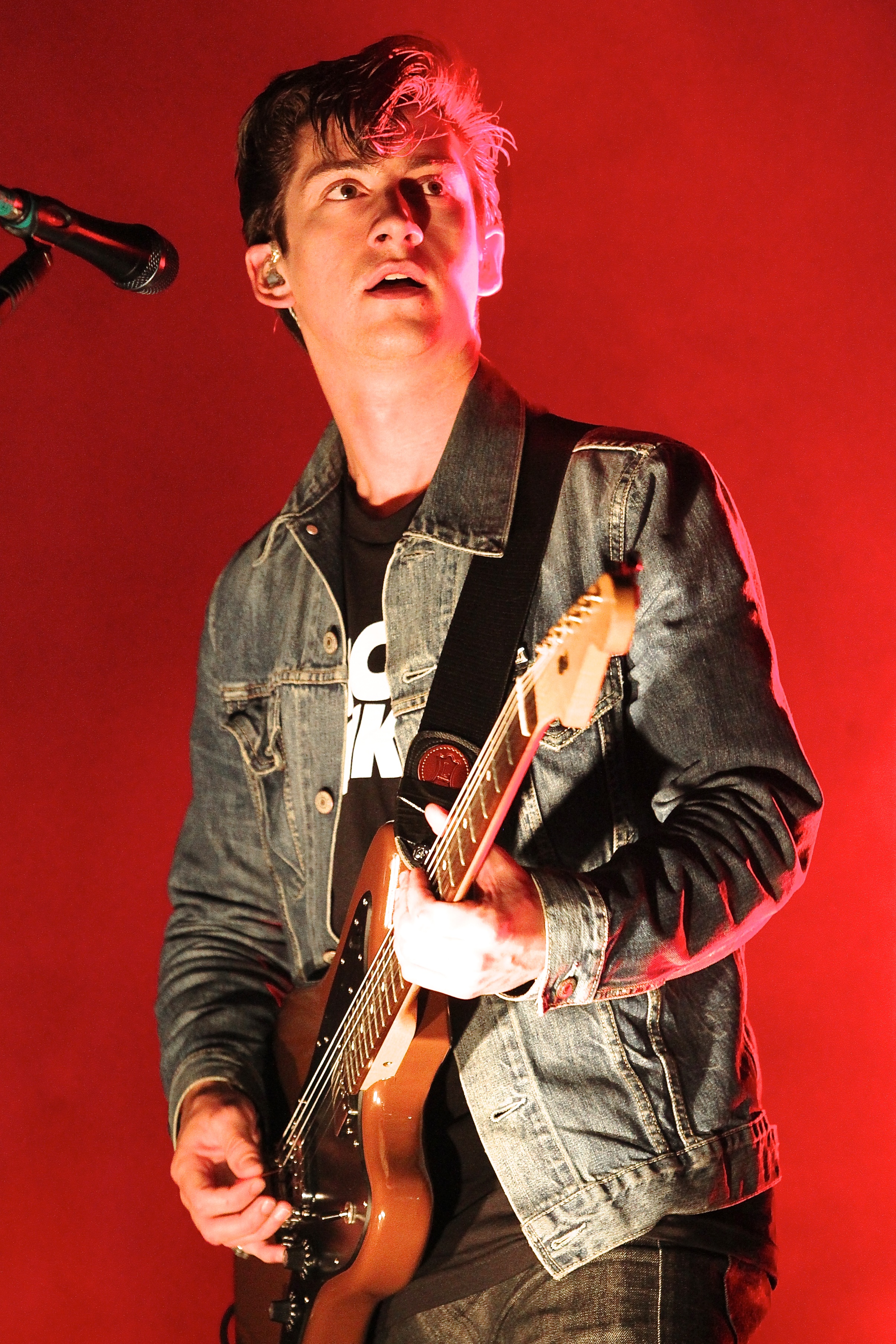 File Alex Turner With Arctic Monkeys In Bologna Italy 2011 Jpg Wikimedia Commons