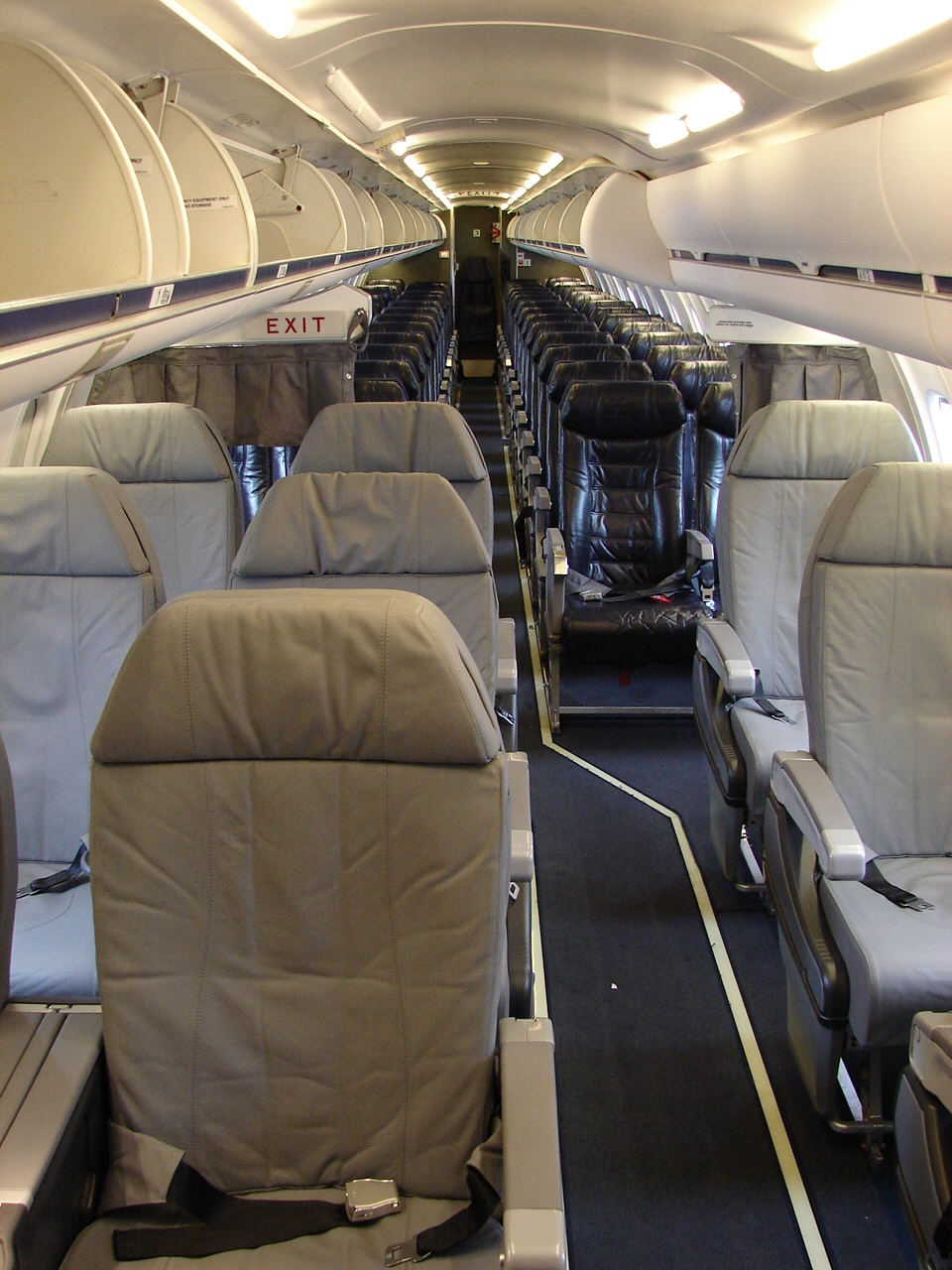 American Eagle CRJ-700 FIRST CLASS!!! (4588127688).jpg