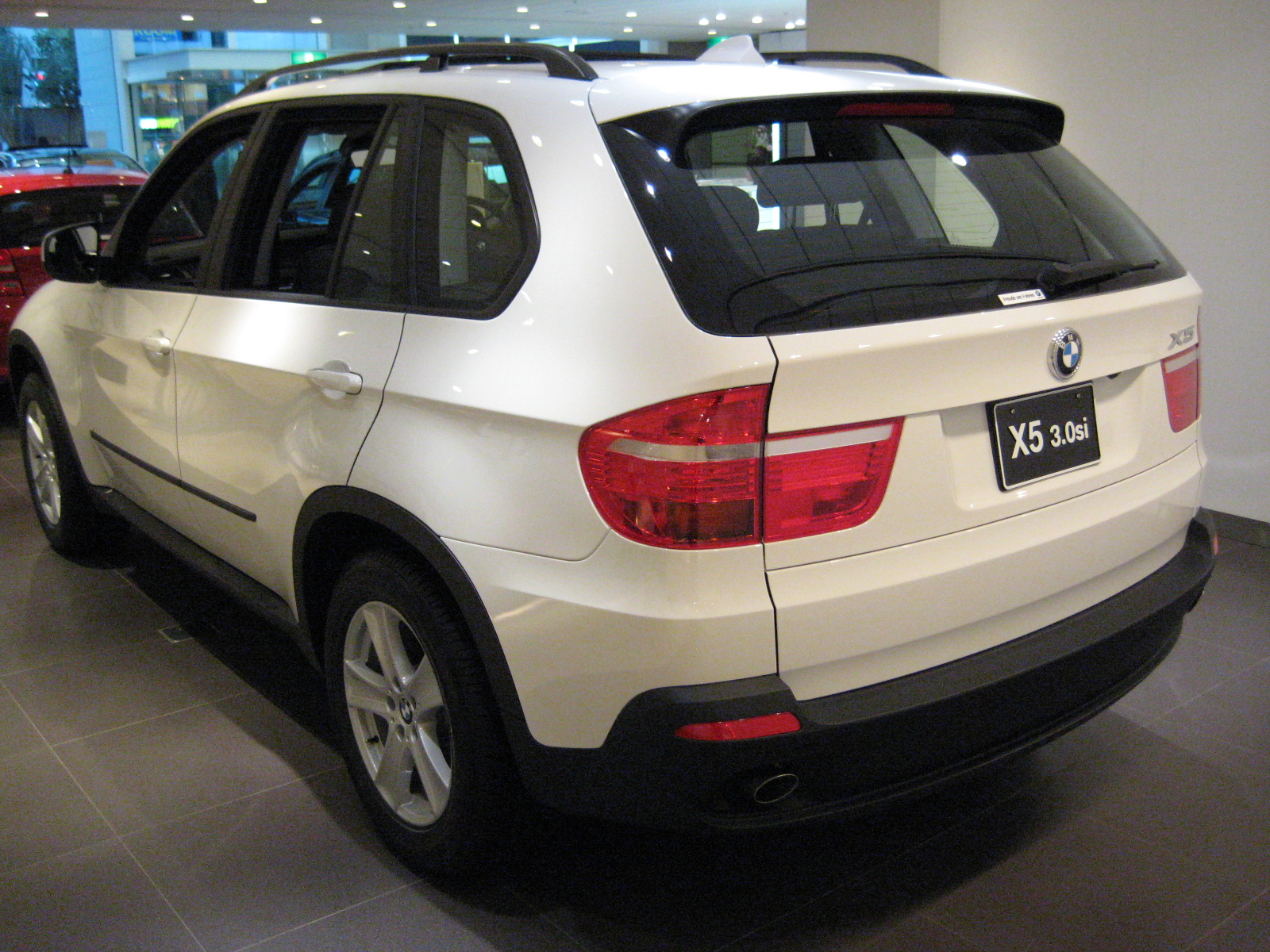 File:BMW X5 Edition 10 Jahre X5 (E70) – Frontansicht, 17. Juli 2011,  Düsseldorf.jpg - Wikimedia Commons
