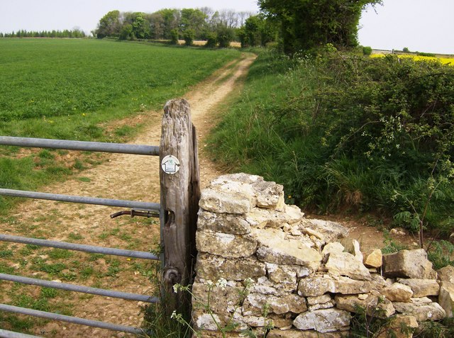 File:Bridleway above Windrush valley - geograph.org.uk - 447389.jpg