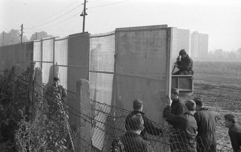 Bundesarchiv B 145 Bild-P091010, Berlin-Machnow, Bau einer verstärkten Mauer