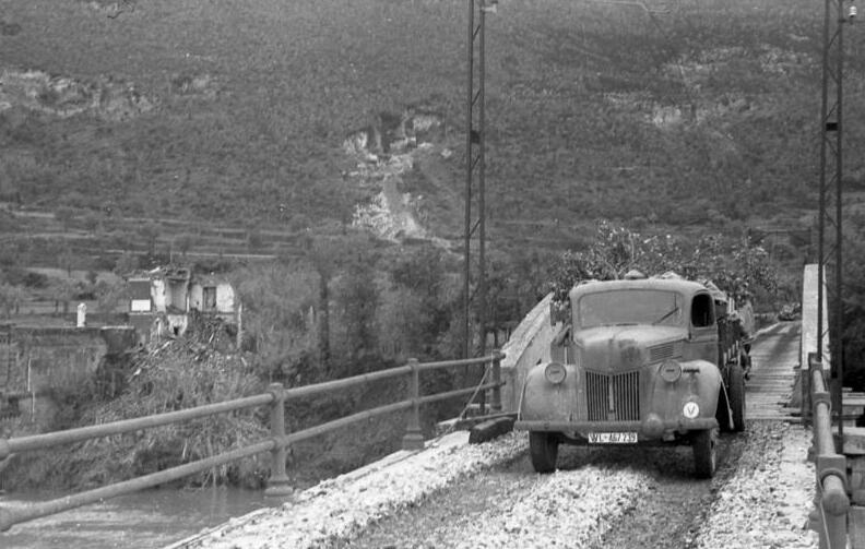 Ford B3000 S, V3000S, V3000A Bundesarchiv_Bild_101I-305-0652-04%2C_Italien%2C_Luftwaffen-LKW_bei_Fahrt_%C3%BCber_Br%C3%BCcke