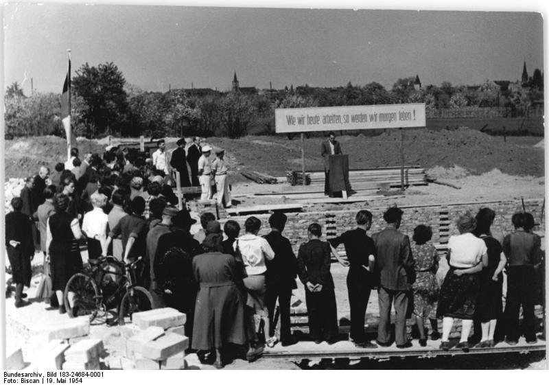 File:Bundesarchiv Bild 183-24684-0001, LPG Sabke, Grundsteinlegung.jpg