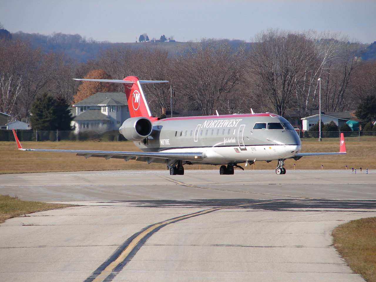 CRJ200 (Northwest Airlink) (301150467).jpg