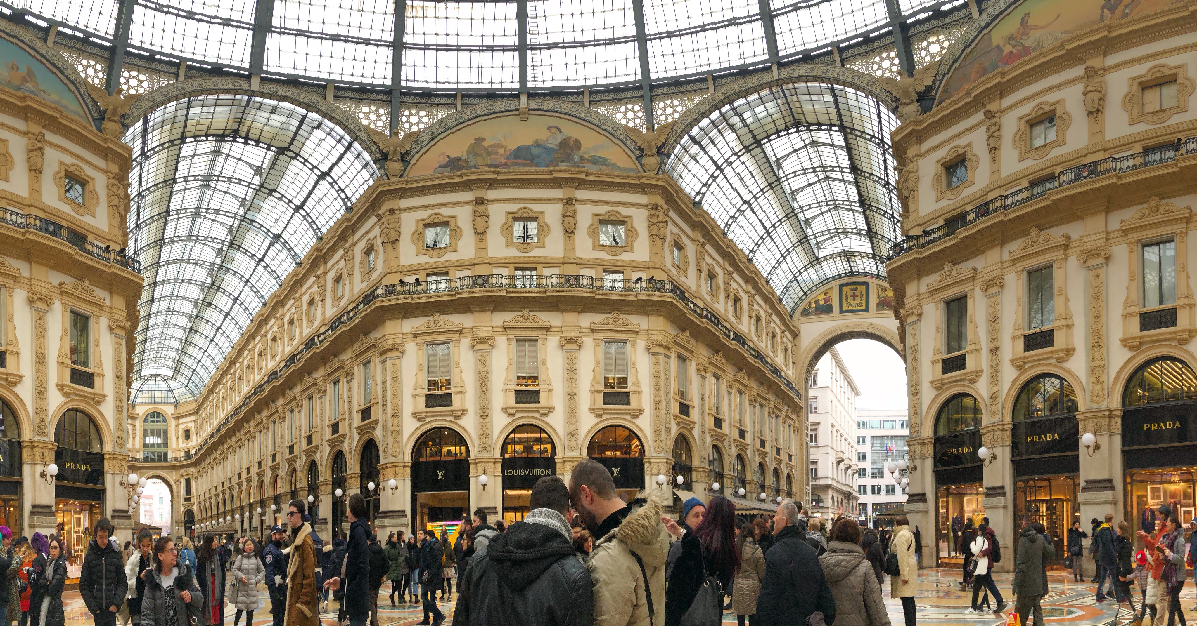 File:Louis Vuitton, Galleria Vittorio Emanuele II.jpg - Wikipedia