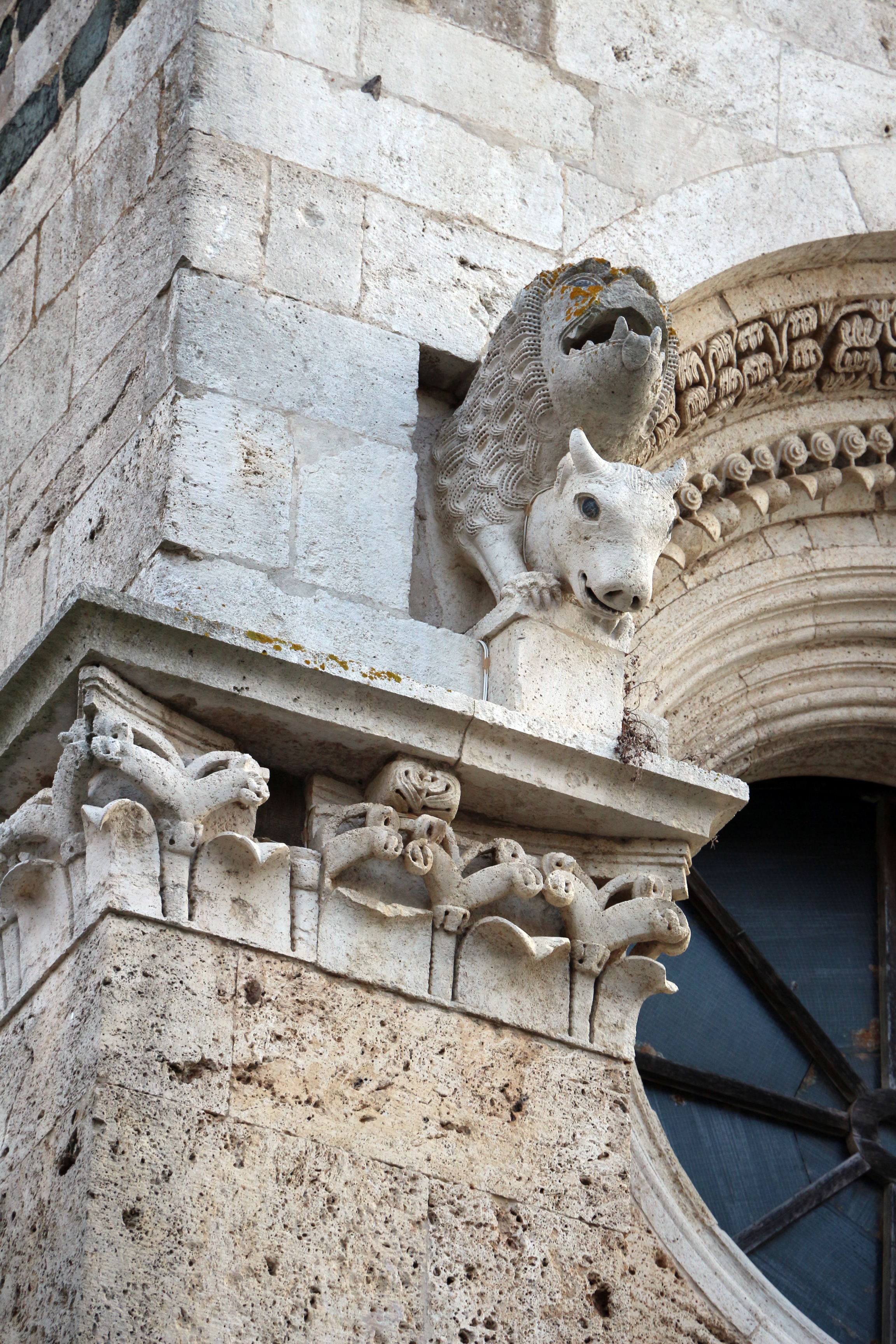 Cattedrale di San Cerbone, esterno, capitelli leonini, XIII secolo