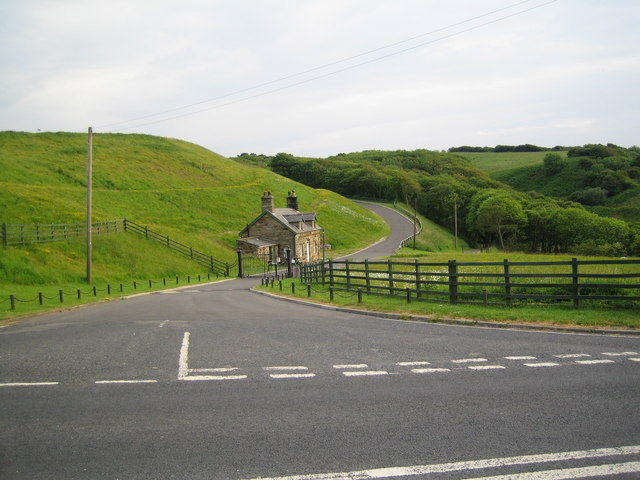 File:Gated entrance to the lane that goes to Raithwaite Hall - geograph.org.uk - 186813.jpg