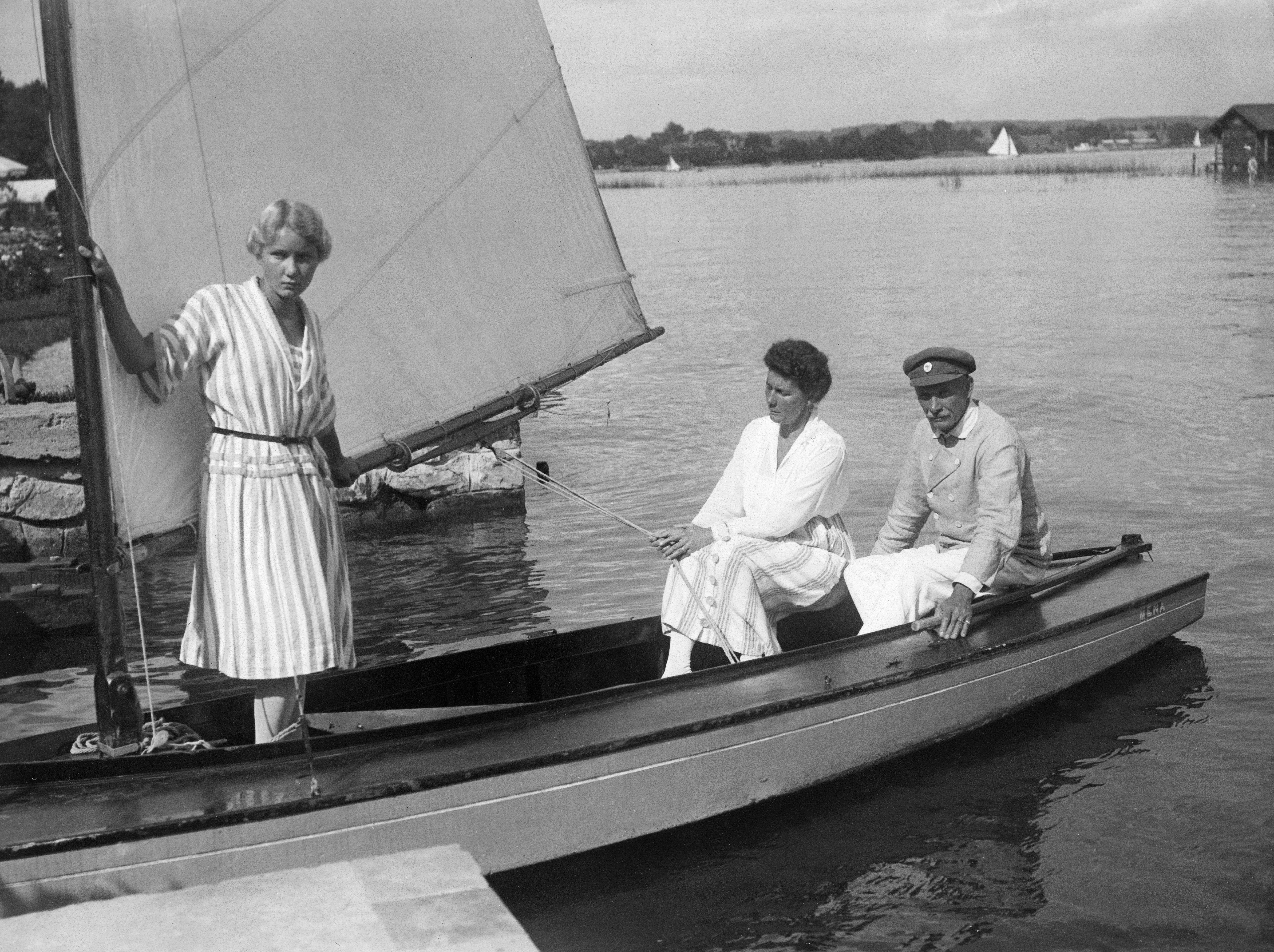 Meyrink mit Frau und Tochter in einem Segelboot auf dem Starnberger See (1923)