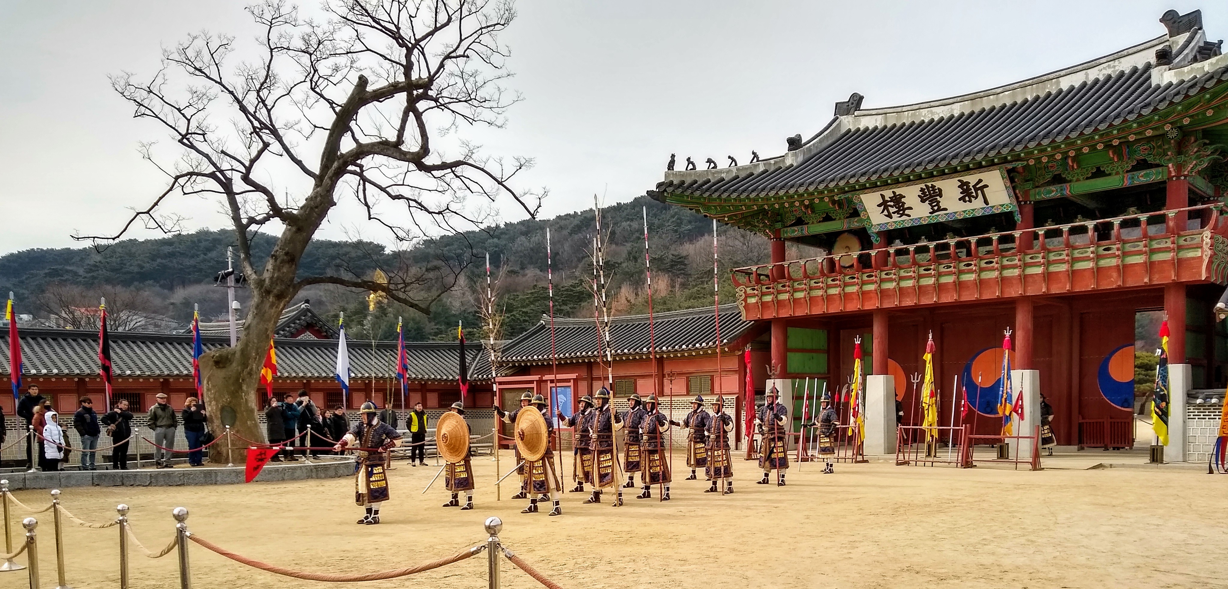 Gyeonggi do republic of korea. Дворец Джеонгбокгунг.. Буддийский храм Синхынгса. Дворец Чосон-чандеонгун. Чунджу Корея.