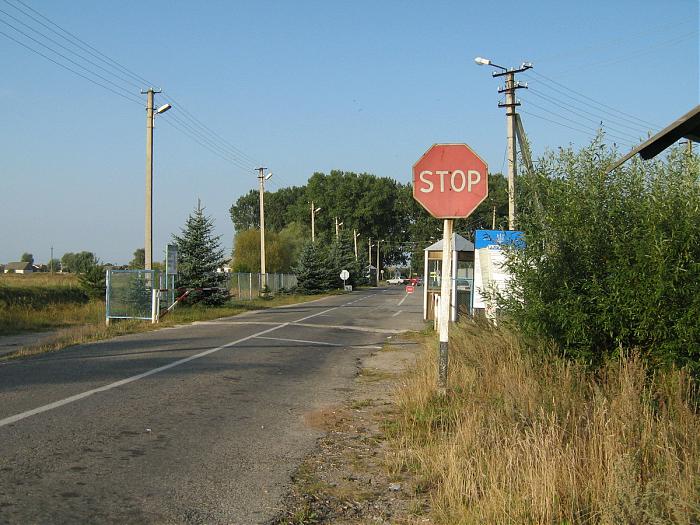 File:Pischa Border Crossing.jpg