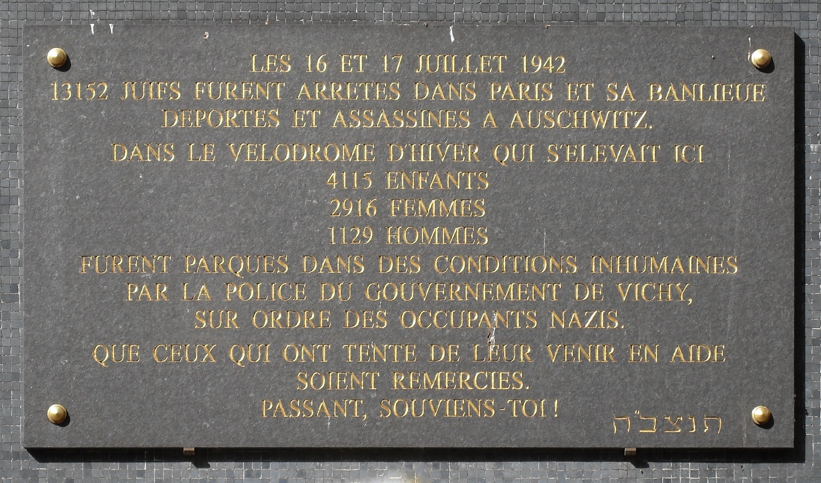 Plaque commémorative de la rafle du Vel d'Hiv (16 et 17 juillet 1942), plaque apposée au n° 8 du boulevard de Grenelle à Paris. © Wikimedia Commons 