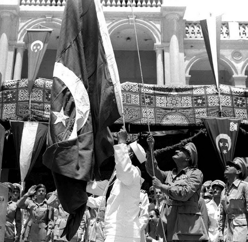 Июль 1956 год. Гамаль Насер. Знамена объединенной арабской Республики Насер. Насер объявляет о национализации Суэцкого канала. Военные знамена Франции в Египте Гамаль Насер.